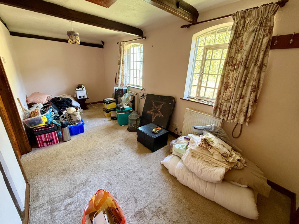 Lot: 103 - GRANARY AND OUTBUILDINGS ON APPROX 14 ACRES WITH FENCED PADDOCKS IN RURAL LOCATION - Bedroom